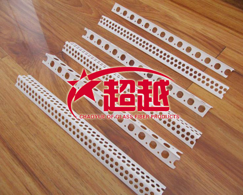陰陽角采用高強(qiáng)度的聚氯乙烯原料制造，具有耐腐蝕、抗沖擊、防老化，粘接性好，與膩?zhàn)映浞纸Y(jié)合等優(yōu)點(diǎn)，大大增強(qiáng)了墻角的抗沖擊性。使用pvc塑料護(hù)角條能有效地解決筑施工中長期存在著陰陽角不直、不美觀，墻角易損