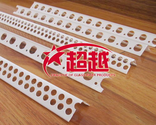 刮膩?zhàn)雨庩柦鞘┕げ襟E：1、先在墻外用石灰和膩?zhàn)影褖γ婺ㄆ剑?、然后把該種護(hù)角網(wǎng)均勻用力按貼在未干的水泥面上，且飽滿使水泥沙從圓孔中溢出，抹平，抹直。注意接點(diǎn)對(duì)齊對(duì)直，不能出現(xiàn)凸凹的現(xiàn)象；3、此時(shí)護(hù)角網(wǎng)