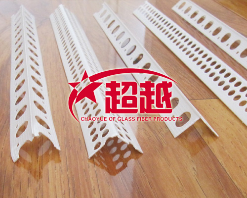 陰陽角護(hù)角條采用高強(qiáng)度的聚氯乙烯原料制造，具有耐腐蝕、抗沖擊、防老化，粘接性好，與膩?zhàn)映浞纸Y(jié)合等優(yōu)點(diǎn)，大大增強(qiáng)了墻角的抗沖擊性。使用pvc塑料護(hù)角條能有效地解決筑施工中長期存在著陰陽角不直、不美觀，墻