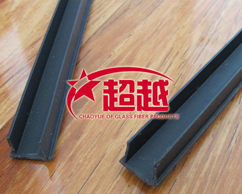 滴水槽用寬度和深度不小于10mm的米厘條留設(shè)（一般用八字形木條）在整個建筑立面上做到順直方正，上下整齊一致。在滴水槽內(nèi)宜用色漿勾抹平整可增強觀感效果，醒目美觀。