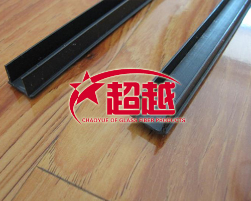 PVC滴水槽用寬度和深度不小于10mm的米厘條留設(shè)（一般用八字形木條）在整個建筑立面上做到順直方正，上下整齊一致。在滴水槽內(nèi)宜用色漿勾抹平整可增強觀感效果，醒目美觀。