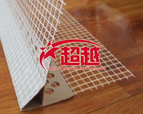 PVC保溫滴水線施工要點：1.先檢查墻角的垂直度與墻面的平整度，發(fā)現(xiàn)誤差過大，應(yīng)鏟除突起，不平凹陷。2.制作專用水泥漿：將白水泥與木膠以約3：1的比例混合攪拌，在添加適量的老粉和801膠水，攪拌均勻。