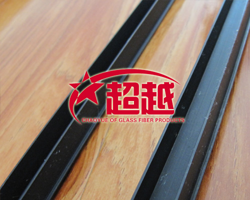 保溫滴水槽用寬度和深度不小于10mm的米厘條留設(shè)（一般用八字形木條）在整個建筑立面上做到順直方正，上下整齊一致。在滴水槽內(nèi)宜用色漿勾抹平整可增強觀感效果，醒目美觀。