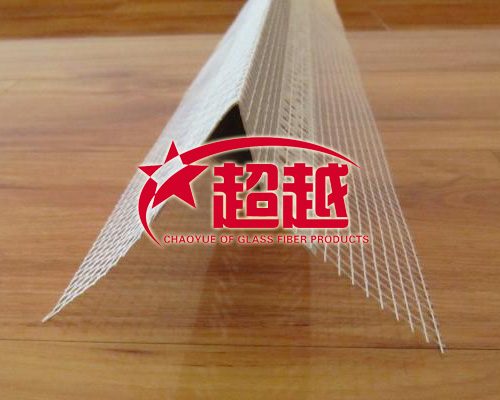 保溫大滴水線是防止雨水順墻面向下流時進(jìn)入陽臺內(nèi)或流到玻璃上的措施，一般是在底面與外墻面交界的地方，距拐角1-2cm處，使用滴水線后水就被隔斷而不會向內(nèi)流了。