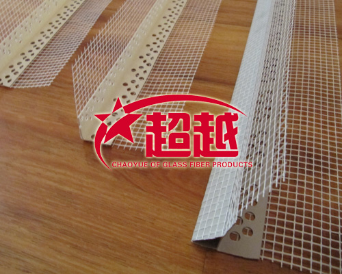 在建筑工程中為了阻止水由豎向墻面流到底側(cè)墻面而設(shè)計，沿結(jié)構(gòu)下部周圍布置的凹槽狀部位，叫做外墻保溫大滴水線