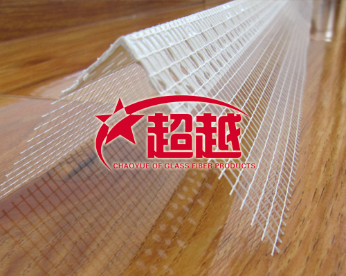 護角網(wǎng)主要用于保溫和室內(nèi)外裝修，保溫主要用于保溫板轉(zhuǎn)角和檐口施工使用，室內(nèi)外裝修主要解決在建筑施工中長期存在著陽角不直、不美觀，墻角易損壞等質(zhì)量通病。在外墻保溫處理上，施工速度慢，墻角的抗沖擊性差，經(jīng)