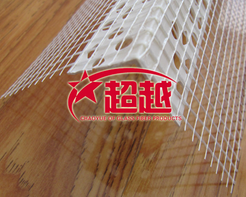 PVC墻體保溫護(hù)角采用高強(qiáng)度的聚乙烯原料制造，耐腐蝕、抗沖擊、防老化、耐侯性好，具有優(yōu)良的機(jī)械、力學(xué)性能等。施工時不需要用靠尺板，將改變傳統(tǒng)煩瑣的施工過程，因此還可節(jié)約大量木材，同時降低工人的勞動強(qiáng)度